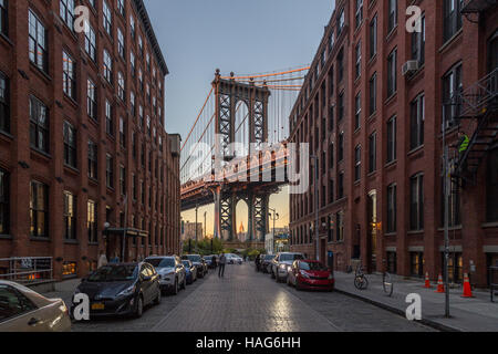 New York, États-Unis d'Amérique - le 18 novembre 2016 : pilier de pont de Manhattan vu depuis une ruelle dans le quartier de Brooklyn Dumbo Banque D'Images