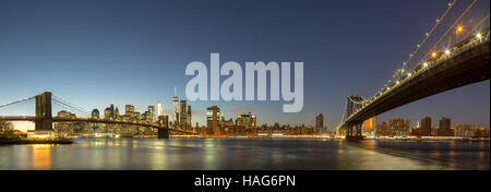 Skyline de Manhattan avec pont de Brooklyn et Manhattan Bridge le soir Banque D'Images
