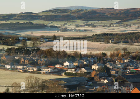 Regardant vers le bas sur une gelée sur Lockerbie froid matin d'hiver d'Mounthoolie colline au-dessus de la ville, Annandale, Ecosse, Royaume-Uni Banque D'Images