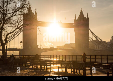 London, UK 30 novembre 2016. Le soleil se lève derrière le Tower Bridge sur un matin que la vague de froid se poursuit. Tower Bridge est actuellement fermé à la circulation car il subit une rénovation. Credit : Patricia Phillips/ Alamy live news Banque D'Images