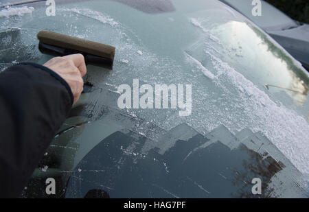 Wimbledon, Londres, Royaume-Uni. 30 novembre, 2016. Matin givre épais raclés de pare-brise de voiture dans le sud ouest de Londres le dernier jour de l'automne. Credit : Malcolm Park/Alamy Live News. Banque D'Images