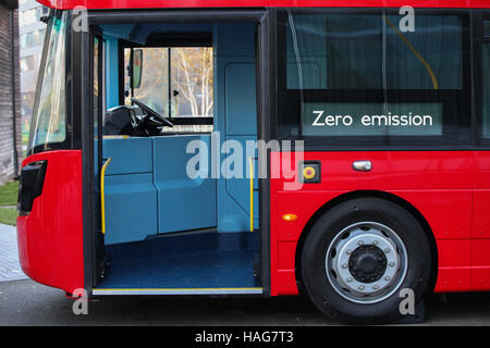 City Hall, London, UK. 30Th Nov 2016. Le maire de Londres, Sadiq Khan, dévoile le premier bus à hydrogène à deux niveaux, qui est prêt à accéder à la flotte de Londres l'année prochaine. Le nouveau double-decker est à la pointe de la technologie verte et est faite par des bus au Royaume-Uni Fabricant Wrightbus. Le maire dévoile le nouveau bus avant qu'il ouvre un Bus à zéro émission internationale Conférence et un sommet à l'Hôtel de Ville, qui est assisté par des fonctionnaires de la ville, des constructeurs d'autobus, de financiers et fournisseurs de technologies. Credit : Dinendra Haria/Alamy Live News Banque D'Images