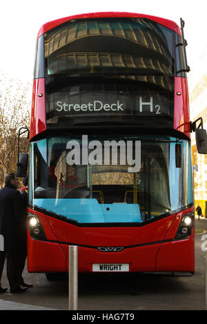 City Hall, London, UK. 30Th Nov 2016. Le maire de Londres, Sadiq Khan, dévoile le premier bus à hydrogène à deux niveaux, qui est prêt à accéder à la flotte de Londres l'année prochaine. Le nouveau double-decker est à la pointe de la technologie verte et est faite par des bus au Royaume-Uni Fabricant Wrightbus. Le maire dévoile le nouveau bus avant qu'il ouvre un Bus à zéro émission internationale Conférence et un sommet à l'Hôtel de Ville, qui est assisté par des fonctionnaires de la ville, des constructeurs d'autobus, de financiers et fournisseurs de technologies. Credit : Dinendra Haria/Alamy Live News Banque D'Images