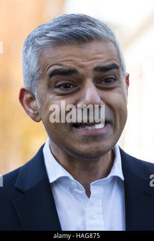 Londres, Royaume-Uni. 30Th Nov 2016. Maire de Londres, Sadiq Khan dévoile le premier autobus à impériale de l'hydrogène à l'extérieur de l'hôtel de ville, avant la Conférence internationale de Bus à zéro émission et le Sommet. Crédit : SANDRA ROWSE/Alamy Live News Banque D'Images