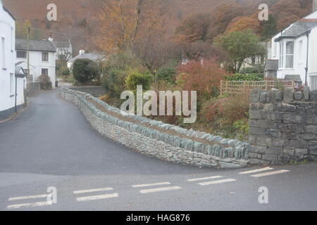 Braithwaite, Cumbria, Royaume-Uni. 30 novembre, 2016. Nouveau mur construit un an après la tempête a frappé Desmond Braithwaite village Crédit : Pete Holton/Alamy Live News Banque D'Images