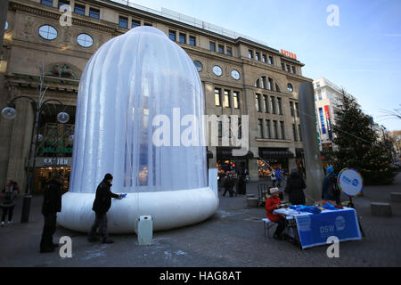 Cologne, Allemagne. 30Th Nov, 2016. Les piétons circulant au-delà d'un préservatif gonflable, de plusieurs mètres de haut, à Cologne, Allemagne, 30 novembre 2016. Une organisation de développement veut faire prendre conscience de l'infection à VIH risque sur la journée mondiale contre le SIDA. Photo : Oliver Berg/dpa/Alamy Live News Banque D'Images