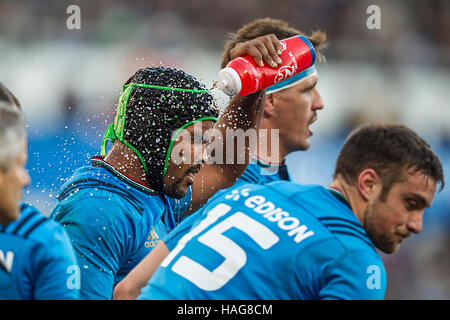 Roma ITALIE - 12 novembre 2016 - Rugby - Stadio Olimpico à Rome - Rugby - Test Match Italie Nouvelle-zélande - Maxime Mbandˆ avec de l'eau rafraîchissante - Copyright : © Riccardo Piccioli/Alamy Sport Banque D'Images