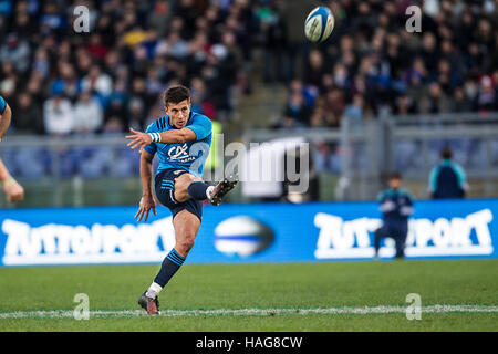 Roma ITALIE - 12 novembre 2016 - Rugby - Stadio Olimpico à Rome - Rugby - Test Match Italie Nouvelle-zélande - Tommaso Benvenuti frapper la balle avec un coup de pied - Copyright : © Riccardo Piccioli/Alamy Sport Banque D'Images