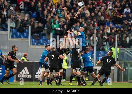 Roma ITALIE - 12 novembre 2016 - Rugby - Stadio Olimpico à Rome - Rugby - Test Match Italie Nouvelle-zélande - All Blacks dvd Elliot Dixon obtenir la balle - Copyright : © Riccardo Piccioli/Alamy Sport Banque D'Images