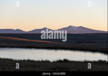 Builth Wells, Powys, Wales, UK. 30Th Nov, 2016. Le soleil se couche sur le sommet (Pen-Y-Fan) dans les Brecon Beacons, voyait au loin du froid paysage de la lande de Mynydd Epynt au crépuscule au-dessus de la petite ville de marché de gallois à Builth Wells Powys, Pays de Galles, Royaume-Uni. où les températures ont chuté à moins 7 degrés Celsius la nuit dernière. Les températures devraient chuter de plusieurs degrés en dessous de zéro ce soir au milieu du Pays de Galles. Credit : Graham M. Lawrence/Alamy Live News Banque D'Images