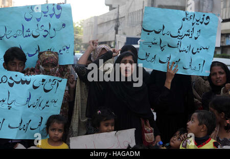 Les résidents de la ville sont Surjani holding manifestation de protestation contre l'autoritarisme de haute politique influente et travailleurs, à l'extérieur de la police Karachi press club le mercredi, Novembre 30, 2016. Banque D'Images