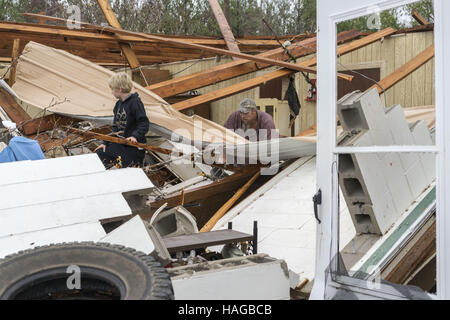 Sulligent, Al, États-Unis d'Amérique. 29 Nov, 2016. Tanner Hayes, gauche, soigneusement travaille son chemin à travers ce qui reste de son oncle après qu'il a été frappé par une tornade mardi soir, le 29 novembre. L'oncle de Tanner, Brian, droit, regarde dans l'incrédulité à la suite. La tornade a touché juste au sud d'Sulligent, Alabama. © Crédit : /ZUMA Wire/Alamy Live News Banque D'Images