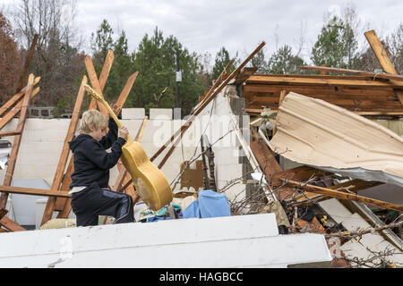 Sulligent, Al, États-Unis d'Amérique. 29 Nov, 2016. Tanner Hayes a trouvé la guitare de son oncle parmi les décombres et soigneusement l'emportèrent. L'accueil a été totalement détruit par une tornade qui a touché le sol juste au sud de Sulligent, New York dans la nuit de mardi 29 novembre. En plus d'être un peu sale, la guitare est parfaitement bien. © Crédit : /ZUMA Wire/Alamy Live News Banque D'Images