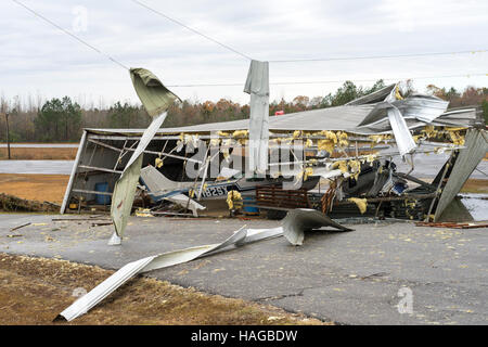 Sulligent, USA. 29 Nov, 2016. Une tornade a ravagé une zone juste au sud de Sulligent, New York dans la nuit de mardi 29 novembre. Le petit aéroport a pris un coup direct. Crédit : Tim Thompson/Alamy Live News Banque D'Images