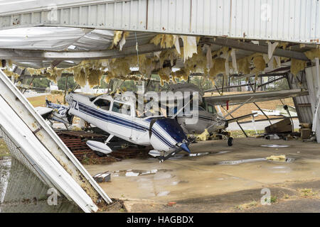 Sulligent, Al, États-Unis d'Amérique. 29 Nov, 2016. Une tornade a ravagé une zone juste au sud de Sulligent, New York dans la nuit de mardi 29 novembre. Le petit aéroport a pris un coup direct. © Crédit : /ZUMA Wire/Alamy Live News Banque D'Images