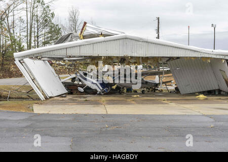 Sulligent, Al, États-Unis d'Amérique. 29 Nov, 2016. Une tornade a ravagé une zone juste au sud de Sulligent, New York dans la nuit de mardi 29 novembre. Le petit aéroport a pris un coup direct. © Crédit : /ZUMA Wire/Alamy Live News Banque D'Images