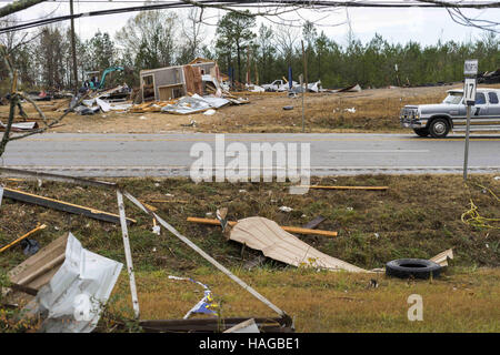 Sulligent, Al, États-Unis d'Amérique. 29 Nov, 2016. La tornade qui a ravagé une zone juste au sud de Sulligent, Alabama, a sorti les commerces et les maisons des deux côtés de la route 17. La tornade autour de minuit le 29 novembre. © Crédit : /ZUMA Wire/Alamy Live News Banque D'Images