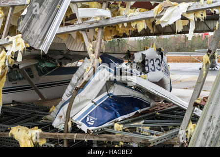 Sulligent, USA. 29 Nov, 2016. Une tornade a ravagé une zone juste au sud de Sulligent, New York dans la nuit de mardi 29 novembre. Le petit aéroport a pris un coup direct. Crédit : Tim Thompson/Alamy Live News Banque D'Images