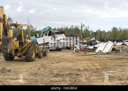 Sulligent, Al, États-Unis d'Amérique. 29 Nov, 2016. Le pneu shop à côté de l'aéroport dans Sulligent, Alabama, n'a pas si bien non plus. Les gens ont déjà commencé le processus de nettoyage. © Crédit : /ZUMA Wire/Alamy Live News Banque D'Images