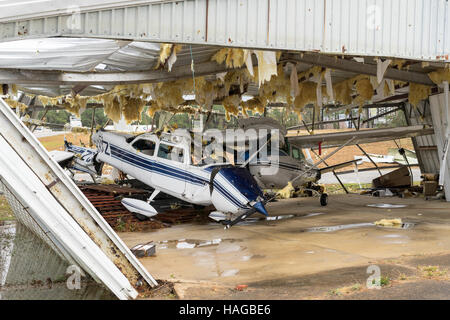 Sulligent, USA. 29 Nov, 2016. Une tornade a ravagé une zone juste au sud de Sulligent, New York dans la nuit de mardi 29 novembre. Le petit aéroport a pris un coup direct. Crédit : Tim Thompson/Alamy Live News Banque D'Images