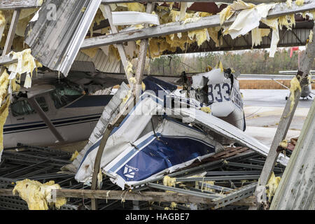 Sulligent, Al, États-Unis d'Amérique. 29 Nov, 2016. Une tornade a ravagé une zone juste au sud de Sulligent, New York dans la nuit de mardi 29 novembre. Le petit aéroport a pris un coup direct. © Crédit : /ZUMA Wire/Alamy Live News Banque D'Images