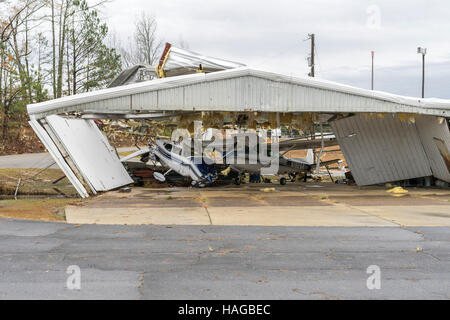 Sulligent, USA. 29 Nov, 2016. Une tornade a ravagé une zone juste au sud de Sulligent, New York dans la nuit de mardi 29 novembre. Le petit aéroport a pris un coup direct. Crédit : Tim Thompson/Alamy Live News Banque D'Images