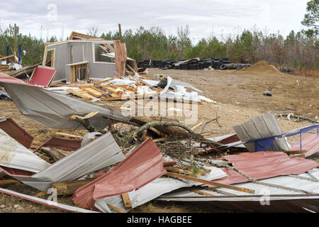 Sulligent, Al, États-Unis d'Amérique. 29 Nov, 2016. Le pneu shop à côté de l'aéroport dans Sulligent, Alabama, n'a pas si bien non plus. Les gens ont déjà commencé le processus de nettoyage. © Crédit : /ZUMA Wire/Alamy Live News Banque D'Images