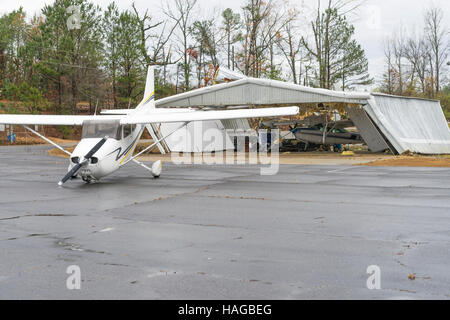 Sulligent, USA. 29 Nov, 2016. Une tornade a ravagé une zone juste au sud de Sulligent, New York dans la nuit de mardi 29 novembre. Le petit aéroport a pris un coup direct. Crédit : Tim Thompson/Alamy Live News Banque D'Images