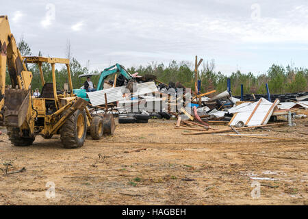 Sulligent, USA. 29 Nov, 2016. Le pneu shop à côté de l'aéroport dans Sulligent, Alabama, n'a pas si bien non plus. Les gens ont déjà commencé le processus de nettoyage. Crédit : Tim Thompson/Alamy Live News Banque D'Images