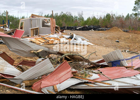 Sulligent, USA. 29 Nov, 2016. Le pneu shop à côté de l'aéroport dans Sulligent, Alabama, n'a pas si bien non plus. Les gens ont déjà commencé le processus de nettoyage. Crédit : Tim Thompson/Alamy Live News Banque D'Images