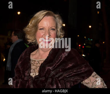 Londres, Royaume-Uni. 30 novembre 2016. Deborah Meaden, entrepreneur et investisseur Dragons' Den, assiste à la remise des prix de la Défense au Victoria and Albert Museum. Ces prix visent à souligner le travail de conservation en cours dans le monde, en reconnaissant les réalisations des personnes qui contribuent à protéger le patrimoine naturel de l'Afrique. Crédit : Stephen Chung / Alamy Live News Banque D'Images