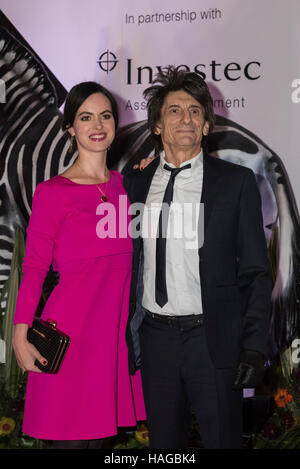 Londres, Royaume-Uni. 30 novembre 2016. Rolling Stone, Ronnie Wood et sa femme Sally Humphreys, assister à la remise des prix de la Défense au Victoria and Albert Museum. Ces prix visent à souligner le travail de conservation en cours dans le monde, en reconnaissant les réalisations des personnes qui contribuent à protéger le patrimoine naturel de l'Afrique. Crédit : Stephen Chung / Alamy Live News Banque D'Images