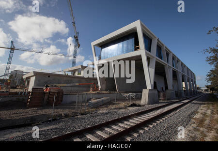 West Palm Beach, Floride, USA. 30Th Nov, 2016. Tous à bord de la station de la Floride Brightline est sous-construction au centre-ville de West Palm Beach. Le service ferroviaire de passagers se connectera West Palm Beach à Miami et Orlando. © ZUMA Press Inc/Alamy Live News Banque D'Images