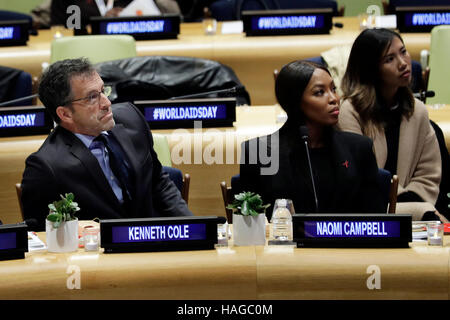 Organisation des Nations Unies, aux États-Unis. 30Th Nov, 2016. La Journée mondiale de lutte contre le SIDA au siège des Nations Unies à New York. 30Th Nov, 2016. Fashion designer Kenneth Cole (L, à l'avant) et le modèle Naomi Campbell (R, avant) assister à un événement pour marquer la Journée mondiale de lutte contre le SIDA au siège des Nations Unies à New York, le 30 novembre 2016. Le Secrétaire Général des Nations Unies Ban Ki-moon a appelé mercredi à la tolérance, de sensibilisation et d'aider les personnes vulnérables dans les efforts mondiaux pour lutter contre l'épidémie de SIDA. © Muzi Li/Xinhua/Alamy Live News Banque D'Images
