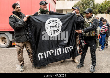 Mossoul, Ninive, Province de l'Irak. 30Th Nov, 2016. Un groupe d'armée iraquienne montrer un drapeau ISIS ils ont capturé dans le quartier d'Albakir. Crédit : Gabriel Romero/ZUMA/Alamy Fil Live News Banque D'Images