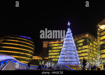 L'Hôtel de ville et plus London, Londres, Royaume-Uni, le 30 novembre 2016. Le marché de Noël annuel cette année, appelé 'Noël par le fleuve", dispose d'étals et événements autour de l'hôtel de ville, plus de Londres, London Bridge Pier et le Hays Galleria. Il s'exécute à partir du 30 novembre 2016 au 3 janvier 2017. Credit : Imageplotter News et Sports/Alamy Live News Banque D'Images