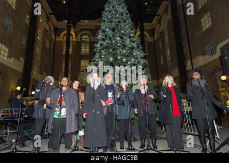 L'Hôtel de ville et plus London, Londres, Royaume-Uni, le 30 novembre 2016. La Chorale Collective Mike King chanter dans le cadre de la soirée d'ouverture au marché des événements. Le marché de Noël annuel cette année, appelé 'Noël par le fleuve", dispose d'étals et événements autour de l'hôtel de ville, plus de Londres, London Bridge Pier et le Hays Galleria. Il s'exécute à partir du 30 novembre 2016 au 3 janvier 2017. Credit : Imageplotter News et Sports/Alamy Live News Banque D'Images