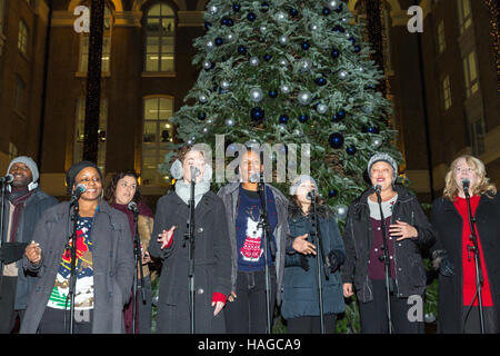 L'Hôtel de ville et plus London, Londres, Royaume-Uni, le 30 novembre 2016. La Chorale Collective Mike King chanter dans le cadre de la soirée d'ouverture au marché des événements. Le marché de Noël annuel cette année, appelé 'Noël par le fleuve", dispose d'étals et événements autour de l'hôtel de ville, plus de Londres, London Bridge Pier et le Hays Galleria. Il s'exécute à partir du 30 novembre 2016 au 3 janvier 2017. Credit : Imageplotter News et Sports/Alamy Live News Banque D'Images