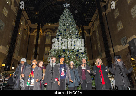 L'Hôtel de ville et plus London, Londres, Royaume-Uni, le 30 novembre 2016. La Chorale Collective Mike King chanter dans le cadre de la soirée d'ouverture au marché des événements. Le marché de Noël annuel cette année, appelé 'Noël par le fleuve", dispose d'étals et événements autour de l'hôtel de ville, plus de Londres, London Bridge Pier et le Hays Galleria. Il s'exécute à partir du 30 novembre 2016 au 3 janvier 2017. Credit : Imageplotter News et Sports/Alamy Live News Banque D'Images