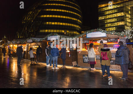 L'Hôtel de ville et plus London, Londres, Royaume-Uni, le 30 novembre 2016. Le marché de Noël annuel cette année, appelé 'Noël par le fleuve", dispose d'étals et événements autour de l'hôtel de ville, plus de Londres, London Bridge Pier et le Hays Galleria. Il s'exécute à partir du 30 novembre 2016 au 3 janvier 2017. Credit : Imageplotter News et Sports/Alamy Live News Banque D'Images