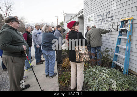 Bean Blossom, Indiana, USA. 30Th Nov, 2016. La Congrégation de Saint David's Episcopal Church in Bean Blossom, Indiana se réunir pour déposer et raciste de graffitis anti-gais après vandales spay peinture 'Heil Trump'' croix gammée et gay-coulé à la suite de l'élection présidentielle de l'atout de Donald gagner. © Lora Olive/ZUMA/Alamy Fil Live News Banque D'Images