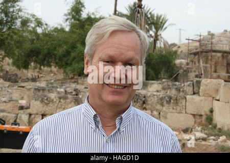 Georg Roewekamp de l'Association de la Terre Sainte à Cologne se situe entre les ruines de la palais du calife, photographié à bord du lac Genezareth dans Chirbat al-Minja, Israël, 29 novembre 2016. Le palais du calife fut construite dans la première moitié du 8e siècle et a probablement été fortement endommagée pendant un grand tremblement de terre en l'an 749. Les vestiges du palais ont ensuite été utilisées par les commerçants et les producteurs de sucre. Banque D'Images