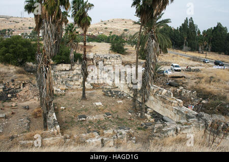 Une vue sur les ruines du palais du calife, photographié à bord du lac Genezareth dans Chirbat al-Minja, Israël, 29 novembre 2016. Le palais du calife fut construite dans la première moitié du 8e siècle et a probablement été fortement endommagée pendant un grand tremblement de terre en l'an 749. Les vestiges du palais ont ensuite été utilisées par les commerçants et les producteurs de sucre. Banque D'Images