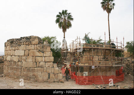 Une vue sur les ruines du palais du calife, photographié à bord du lac Genezareth dans Chirbat al-Minja, Israël, 29 novembre 2016. Le palais du calife fut construite dans la première moitié du 8e siècle et a probablement été fortement endommagée pendant un grand tremblement de terre en l'an 749. Les vestiges du palais ont ensuite été utilisées par les commerçants et les producteurs de sucre. Banque D'Images