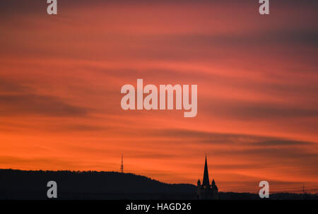 Cologne, Allemagne. 30Th Nov, 2016. Le coucher de soleil peint le ciel rouge sur le monastère Pulheim à Cologne, Allemagne, 30 novembre 2016. © dpa/Alamy Live News Banque D'Images