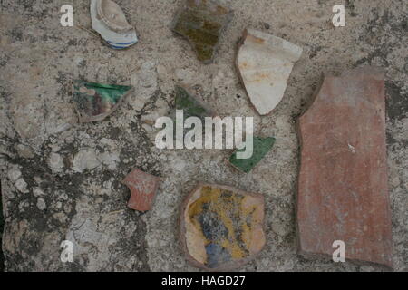 Fragments de terre cuite du 12ème et 14ème siècle se trouvent dans les ruines de la palais du calife, photographié à bord du lac Genezareth dans Chirbat al-Minja, Israël, 29 novembre 2016. Le palais du calife fut construite dans la première moitié du 8e siècle et a probablement été fortement endommagée pendant un grand tremblement de terre en l'an 749. Les vestiges du palais ont ensuite été utilisées par les commerçants et les producteurs de sucre. Banque D'Images