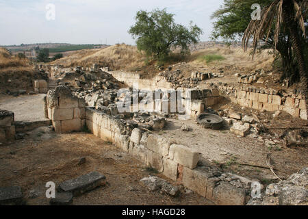 Une vue sur les ruines du palais du calife, photographié à bord du lac Genezareth dans Chirbat al-Minja, Israël, 29 novembre 2016. Le palais du calife fut construite dans la première moitié du 8e siècle et a probablement été fortement endommagée pendant un grand tremblement de terre en l'an 749. Les vestiges du palais ont ensuite été utilisées par les commerçants et les producteurs de sucre. Banque D'Images