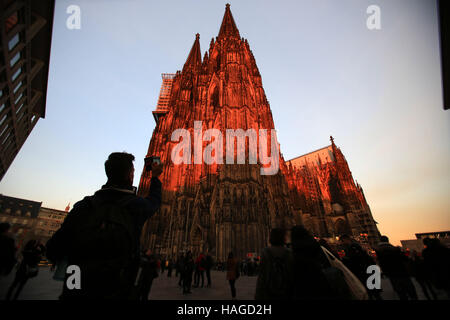 Cologne, Allemagne. 30Th Nov, 2016. Les touristes photographie la cathédrale de Cologne qui est baigné dans le soleil du soir à Cologne, Allemagne, 30 novembre 2016. © dpa/Alamy Live News Banque D'Images