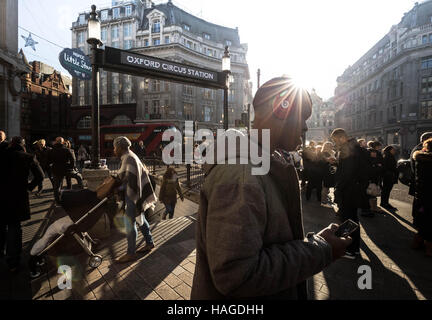 Londres, Royaume-Uni. 30 novembre, 2016. Météo France : soleil d'hiver sur une longue après-midi sur Oxford Street Crédit : Guy Josse/Alamy Live News Banque D'Images