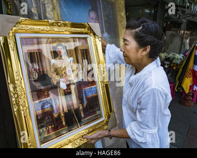 Bangkok, Bangkok, Thaïlande. 1er décembre 2016. Un commerçant expose un portrait du Prince Vajiralongkorn, qui sera bientôt le nouveau Roi de Thaïlande. La Thaïlande est organe parlementaire, l'Assemblée nationale législative, a invité S.A.R. le Prince Maha Vajiralongkorn pour être roi après la mort du Prince héritier du Père, Bhumibol Adulyadej, Roi de Thaïlande. L'invitation a marqué le début du processus formel de nommer le nouveau roi, bien que le Prince Vajiralongkorn a été l'héritier et successeur désigné de Bhumibol. Boutiques qui vendent l'attirail royal sont maintenant vendre Banque D'Images